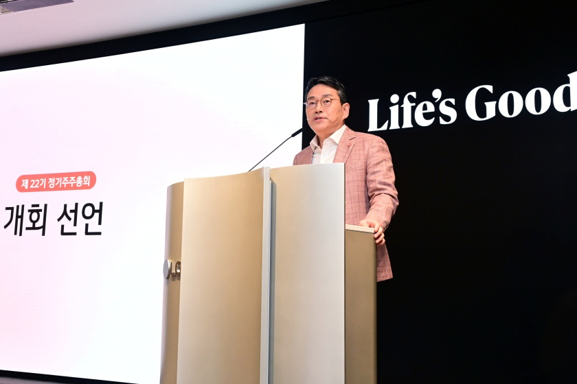 LG전자 조주완 CEO가 26일 서울 여의도 LG트윈타워에서 열린 제 22기 정기 주주총회의 개회선언을 하고 있다.