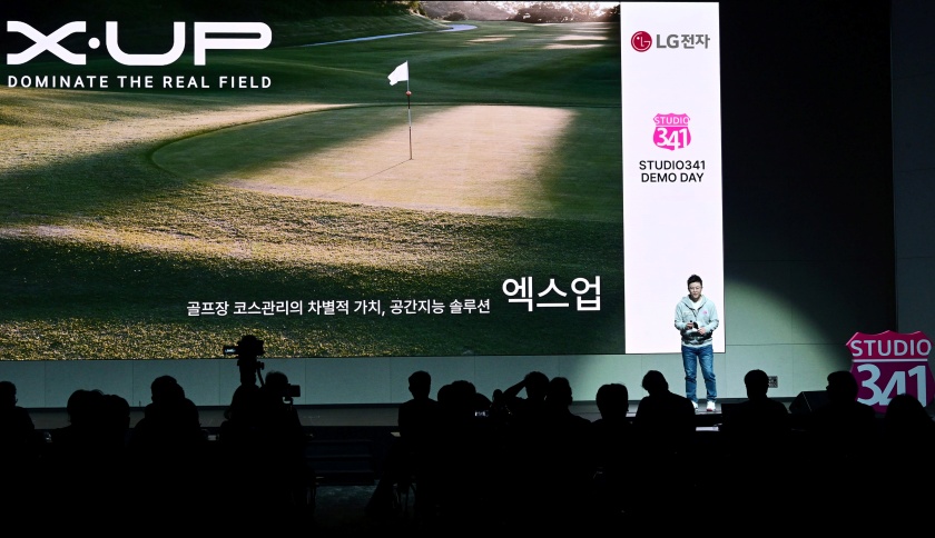 LG전자 사내벤처 '엑스업'의 이용수 CEO가 '스튜디오341' 데모데이에서 골프장 코스관리 솔루션을 소개하고 있다.