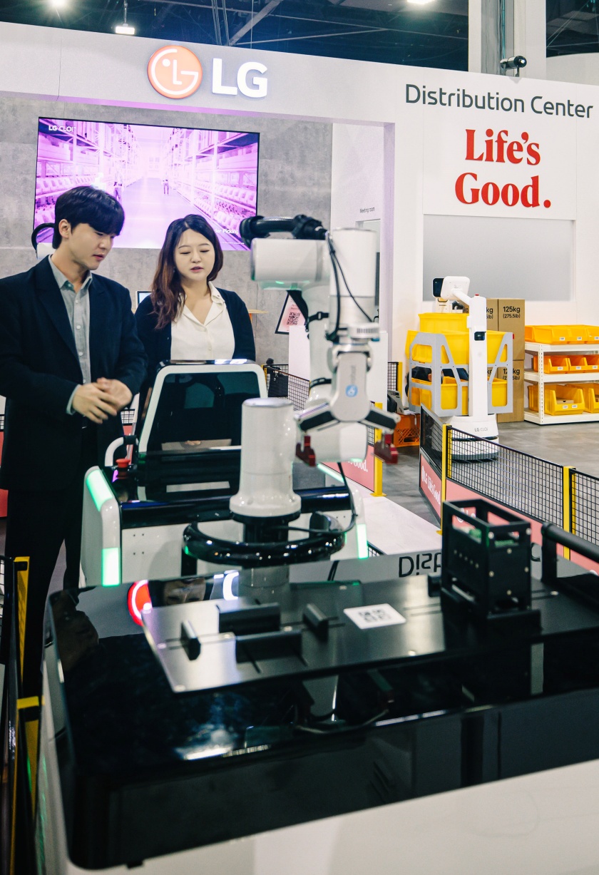 LG전자가 美 ‘모덱스 2024’에 참가해 산업용 로봇 라인업을 선보였다. 사진은 LG전자 직원이 'Flex-RPS'를 시연하는 모습.