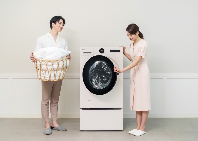 트롬 워시콤보는 세탁과 건조 용량이 각각 25kg, 15kg인 올인원 세탁건조기로 사진은 모델들이 워시콤보(미니워시 포함)를 체험하는 모습.