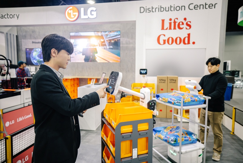 LG전자가 美 ‘모덱스 2024’에 참가해 산업용 로봇 라인업을 선보였다. 사진은 LG전자 직원이 'LG 클로이 캐리봇'을 시연하는 모습.
