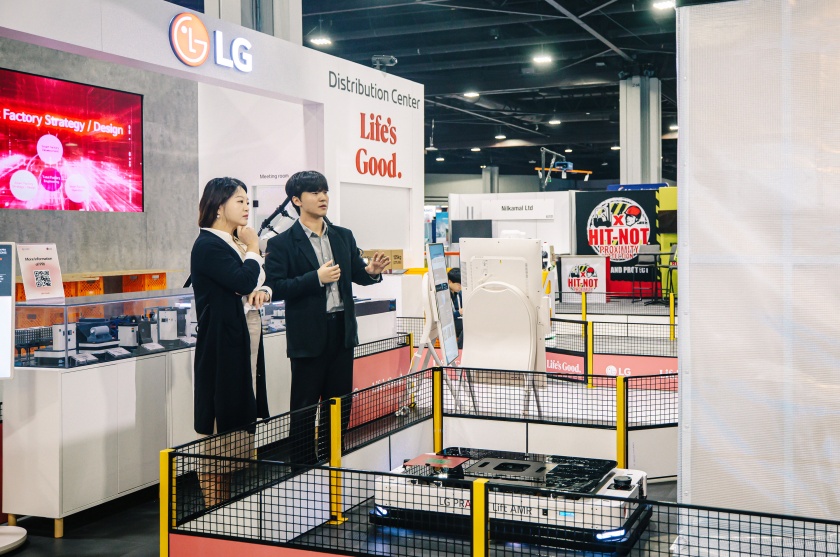 LG전자가 美 ‘모덱스 2024’에 참가해 산업용 로봇 라인업을 선보였다. 사진은 LG전자 직원이 '저상형 AMR'을 시연하는 모습.