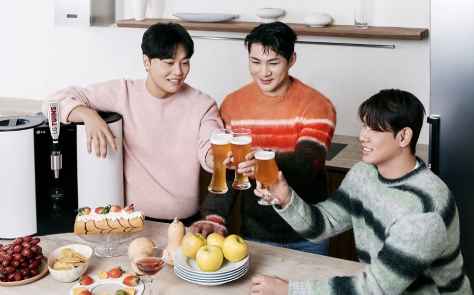 LG트윈스 소속 (왼쪽부터)김윤식, 오지환, 홍창기 선수와 LG홈브루가 함께하는 홈파티 화보컷