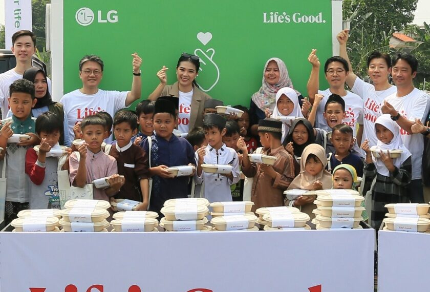 LG전자 이태진 인도네시아법인장(둘째줄 왼쪽에서 두번째), 임직원, 국립식량청, 프라세티야 물리아 대학교 봉사단, 비영리단체 등이 참여했다.