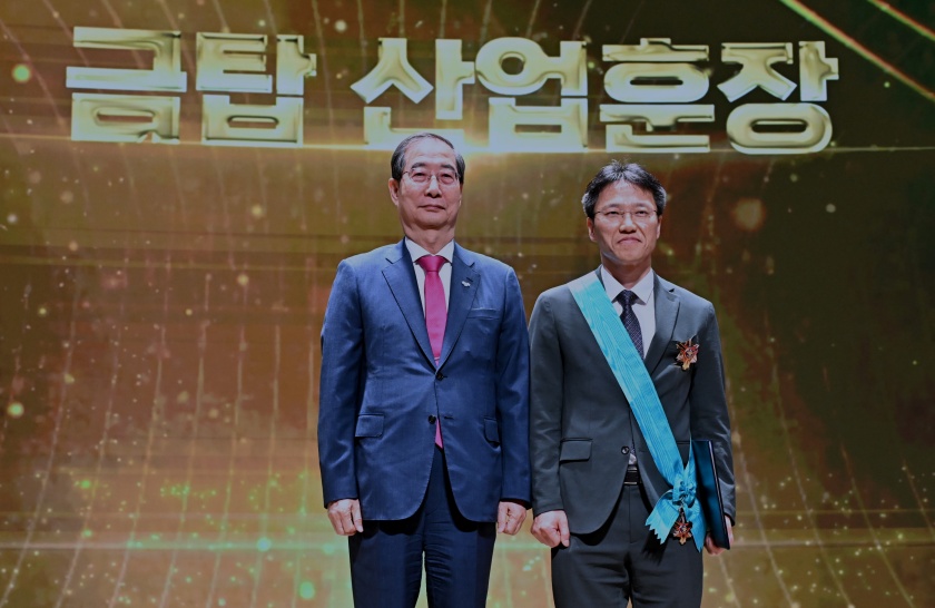 김병훈 CTO(사진 오른쪽)가 이날 시상자로 나선 한덕수 국무총리와 함께 기념촬영을 하고 있다.