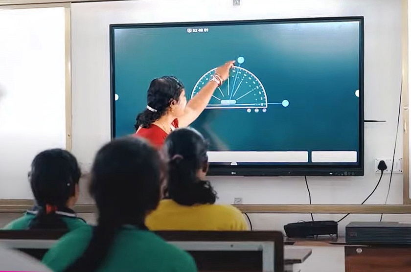 인도 오디샤주 소재 럭세와르(Laksheswar) 공립 고등학교에서 'LG 전자칠판'을 활용해 수업을 진행하고 있는 모습.