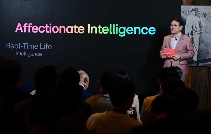 LG전자 조주완 CEO가 참석자들에게 회사 AI 전략과 사업 비전을 발표하고 있다.