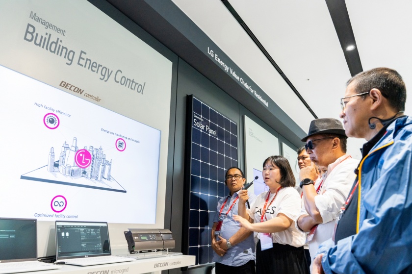 29일 컨설턴트들이 마곡 LG 사이언스 파크를 방문해서 LG전자의 건물 에너지 관리 솔루션(비컨)을 소개받고 있다.