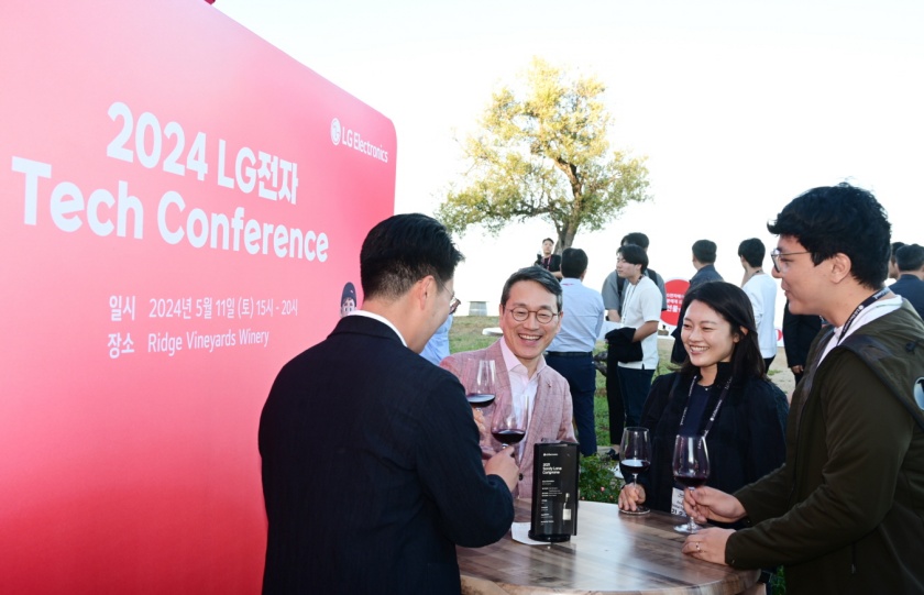 LG전자 조주완 CEO(왼쪽 두번째)가 참석자들과 이야기를 나누고 있다.