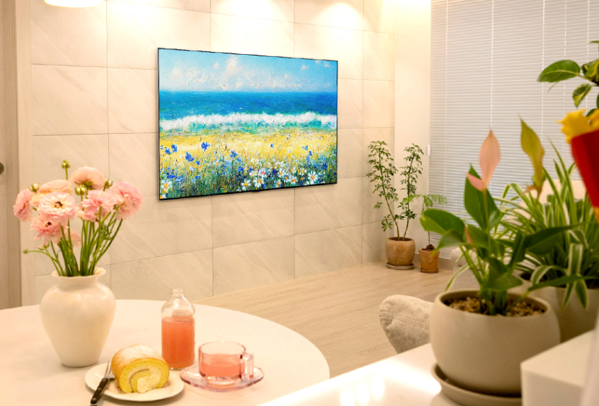 거실에 다양한 식물들과 함께 조화롭게 배치된 벽밀착 디자인의 LG 올레드 evo (OLED77G3KNA)