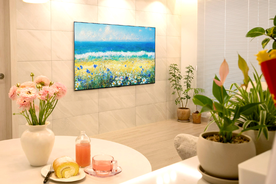 거실에 다양한 식물들과 함께 조화롭게 배치된 벽밀착 디자인의 LG 올레드 evo (OLED77G3KNA)