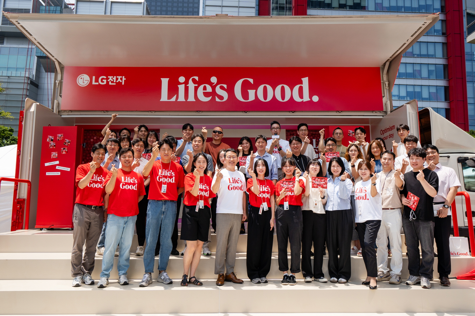 Life's Good 트럭 앞에서 기념사진을 촬영하는 조주완 LG전자 CEO와 임직원들