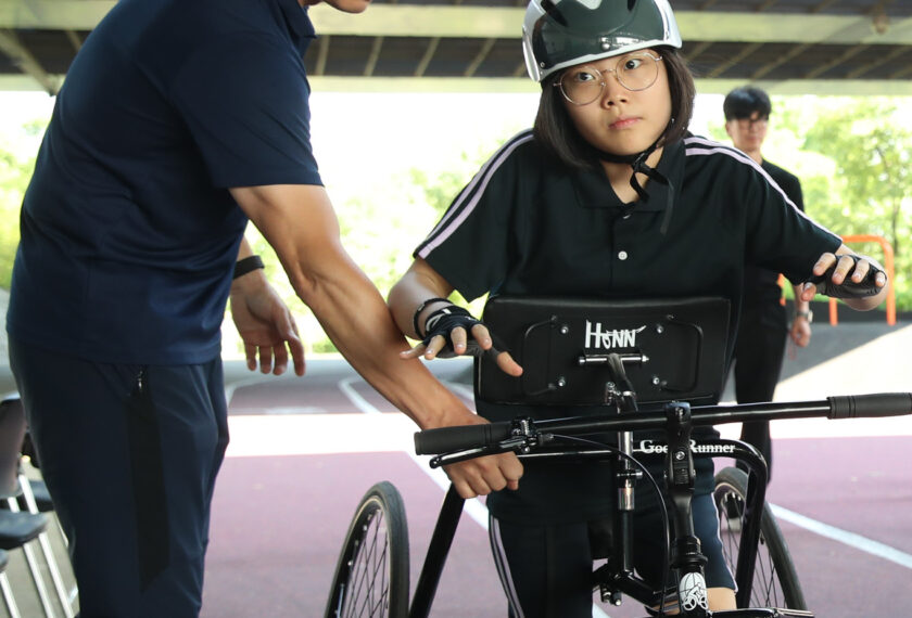 장애인 재활 체육 사회적 기업 ‘좋은운동장’과 함께 뇌병변 장애인의 프레임러닝 훈련을 진행하는 모습.