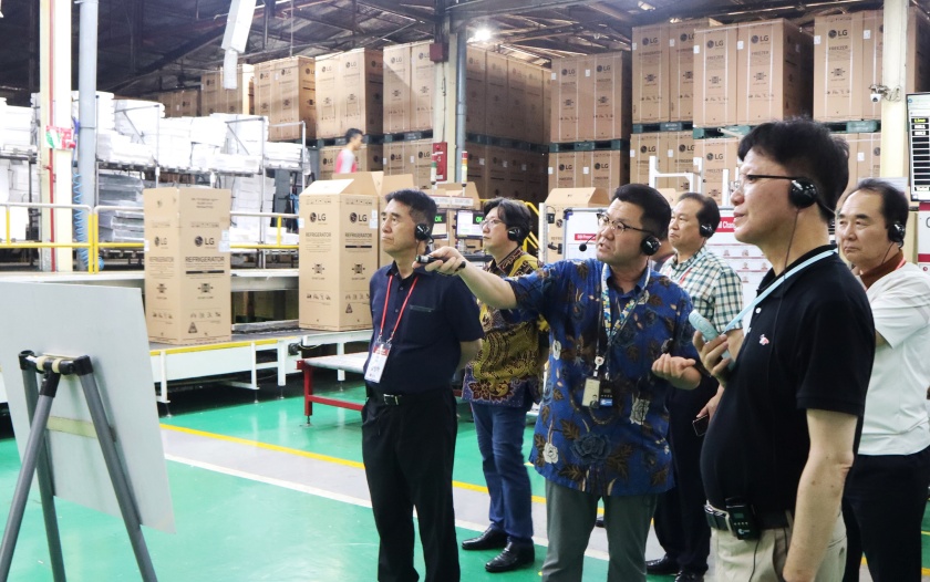 LG전자와 협력사 임직원들이 LG전자 인도네시아 땅그랑 생산공장을 함께 살펴보며 생산성 개선을 위한 방안을 논의했다.