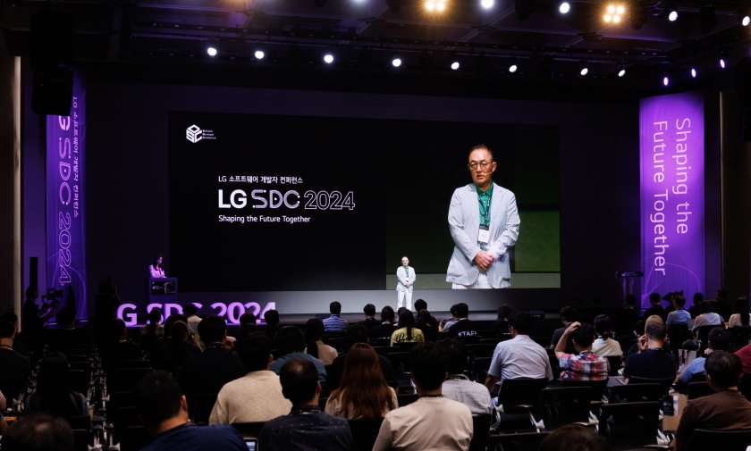 LG사이언스파크에서 열린 'LG 소프트웨어 개발자 콘퍼런스 2024(LG SDC 2024)'에서 환영사를 하고 있다. 