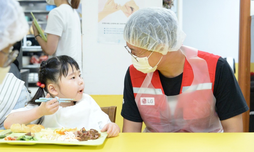 이번 봉사활동에 참여한 LG전자 임직원이 암사재활원 소속 아동과 점심 식사를 하고 있는 모습.