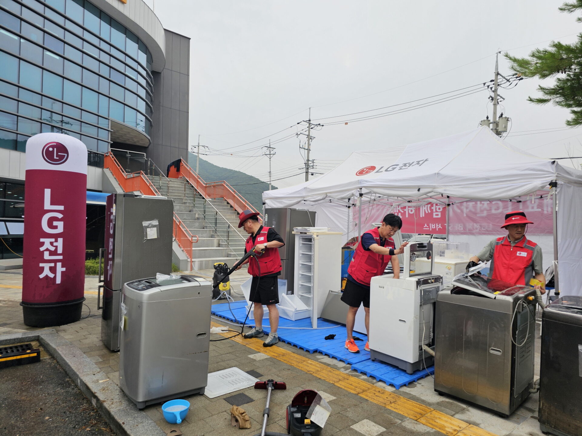 지난 7월 집중 호우로 피해를 입은 경북·전북·충남 지역 수재민에 가전 제품 무상 점검과 수리 서비스를 지원한 LG전자