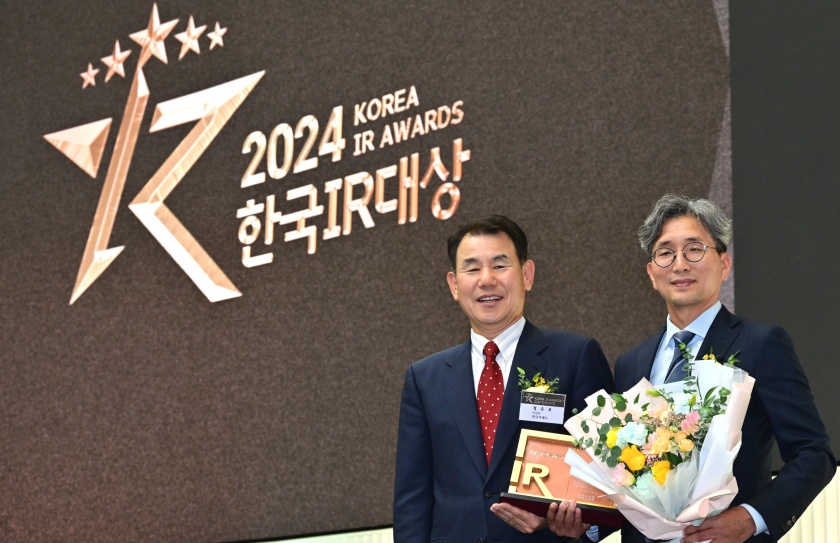 17일 열린 시상식에 참석한 LG전자 김창태 CFO(사진 오른쪽)가 한국거래소 정은보 이사장과 기념촬영을 하고 있다