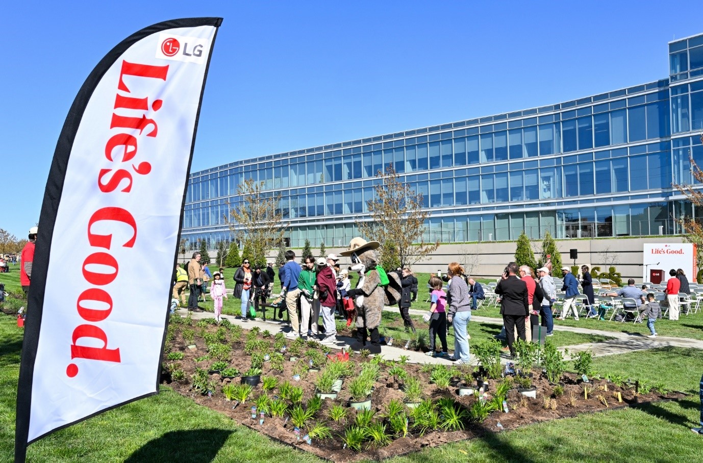 Polinator Garden opened at LG Electronics' North American headquarters in New Jersey, USA, in conjunction with Earth Day.