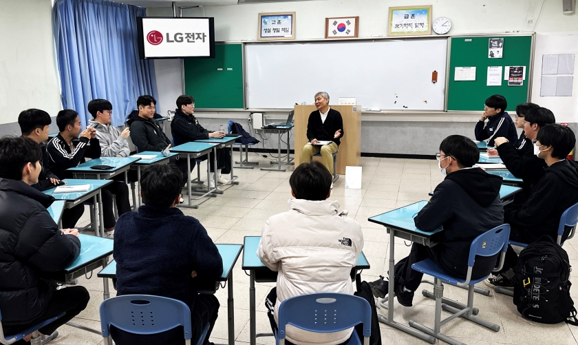 지난 11월 LG전자 임직원들이 경남 창원의 창원기계공업고등학교 학생들과 진로 멘토링을 진행 중인 모습.