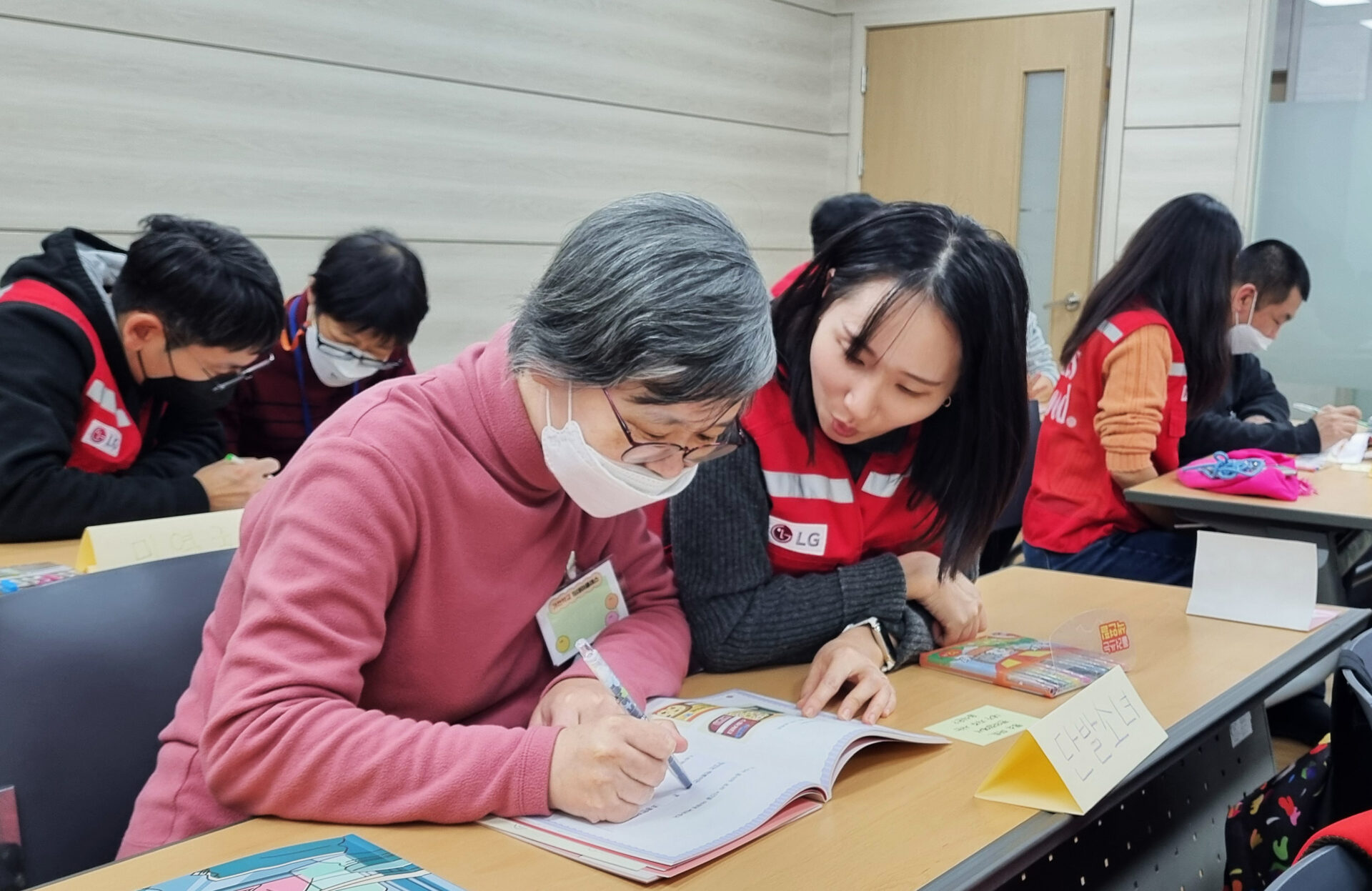 지난 16일 서울 강남구 충현복지관에서 열린 '쉬운 가전 프로젝트'에 참여한 LG전자 임직원 봉사자와 장애인 참가자들의 모습.