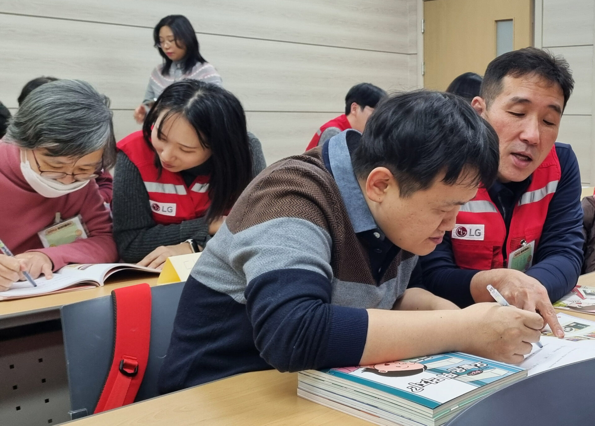 지난 16일 서울 강남구 충현복지관에서 열린 '쉬운 가전 프로젝트'에 참여한 LG전자 임직원 봉사자와 장애인 참가자들의 모습.