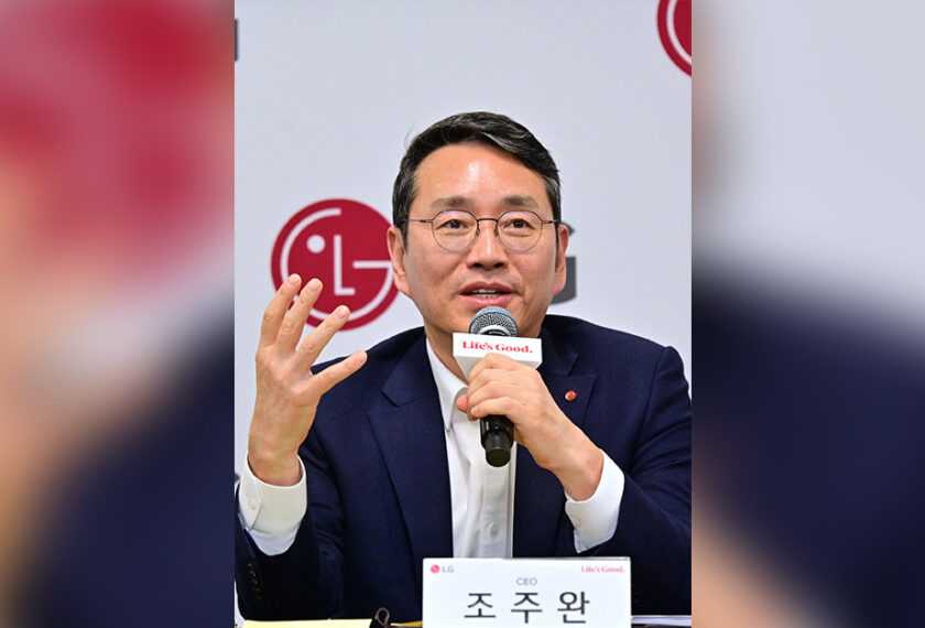 LG전자 조주완 CEO가 현지시간 8일 美 라스베이거스에서 열린 기자간담회에서 사업 전략을 소개하고 있다.