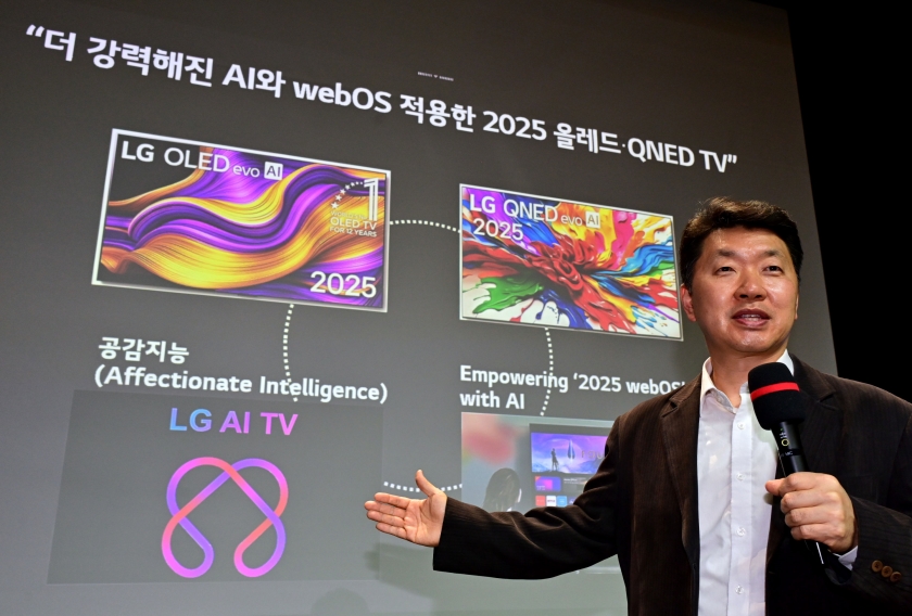 LG전자 백선필 TV상품기획담당이 2025 LG 올레드·QNED TV 신제품의 차별화된 AI 기능,독보적 화질, 차원이 다른 편의성 등을 설명하고 있다.