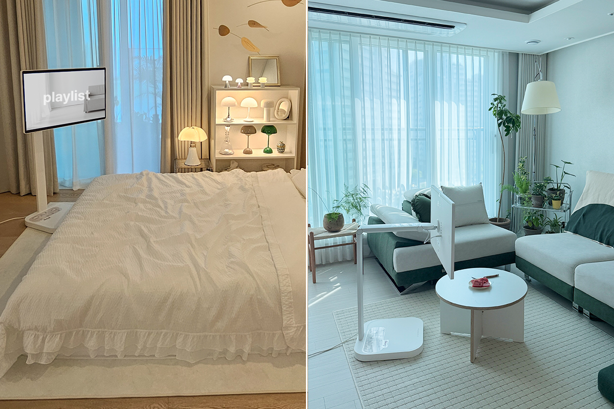 왼쪽은 침실에 놓인 이동식 모니터 화면에 ‘playlist’라는 글자가 보이는 장면이다. 오른쪽은 거실의 소파 앞에 이동식 모니터가 배치된 모습으로, 커튼 사이로 햇빛이 들어오고 식물이 놓여 있다.