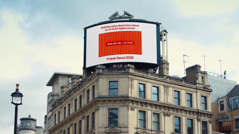 런던 피카딜리 광장에 위치한 대형 전광판에서 예고 영상을 상영하고 있는 모습.