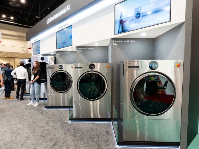 LG전자의 대용량 상업용 세탁가전 'LG 프로페셔널' 제품 라인업이 전시된 모습.
