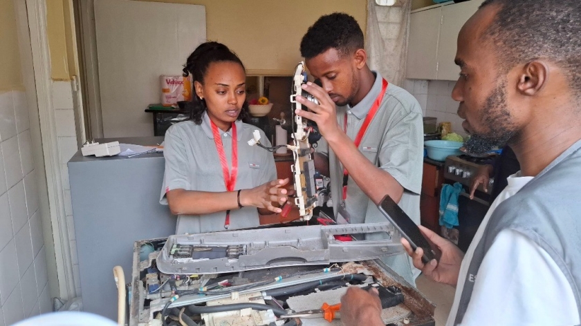 에티오피아 LG-KOICA 희망직업훈련학교 학생들이 가전제품에 대한 교육을 받고 있다.