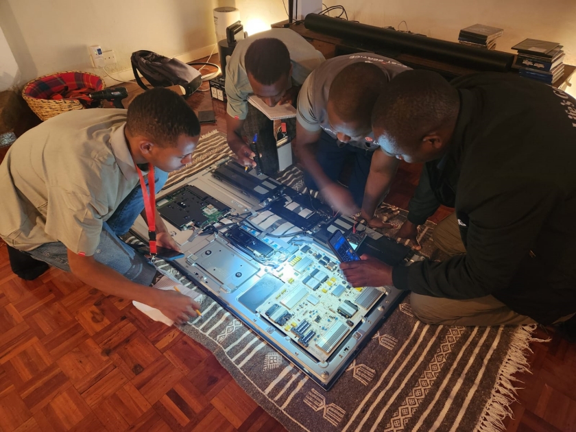 에티오피아 LG-KOICA 희망직업훈련학교 학생들이 TV에 대한 교육을 받고 있다.