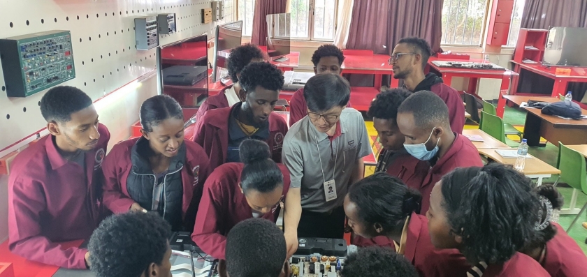 에티오피아 LG-KOICA 희망직업훈련학교 학생들이 TV에 대한 교육을 받고 있다.