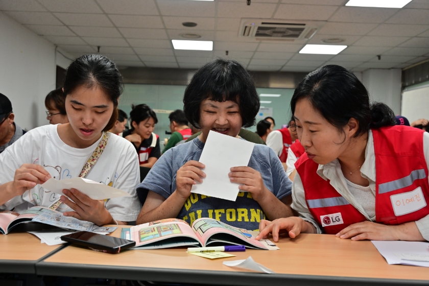 LG전자 임직원들이 쉽고 안전한 가전제품 사용법을 알려주는 '쉬운 가전 프로젝트' 활동을 진행했다.