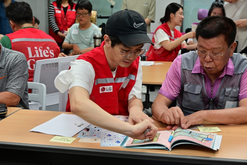 LG전자 임직원들이 쉽고 안전한 가전제품 사용법을 알려주는 '쉬운 가전 프로젝트' 활동을 진행했다.