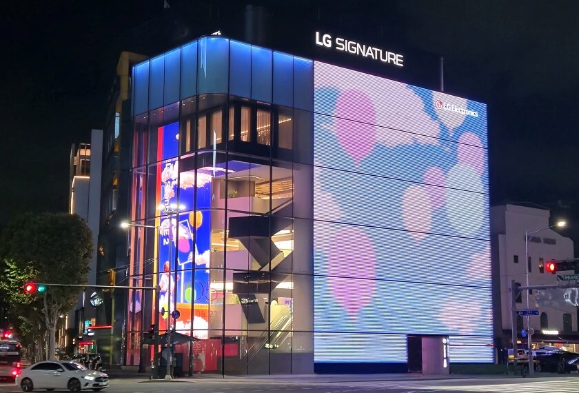 건물 외관은 백색 테라코타 외장재를 사용해 낮에는 자연광에 따라 은은하게 빛나고, 밤에는 미디어 파사드를 통해 역동적인 분위기를 연출한다.