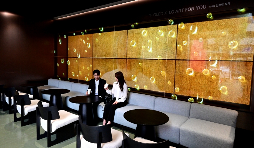 고객은 상담 대기 시간에 LG전자의 OLED 기술로 구현된 예술 작품을 감상할 수 있다.