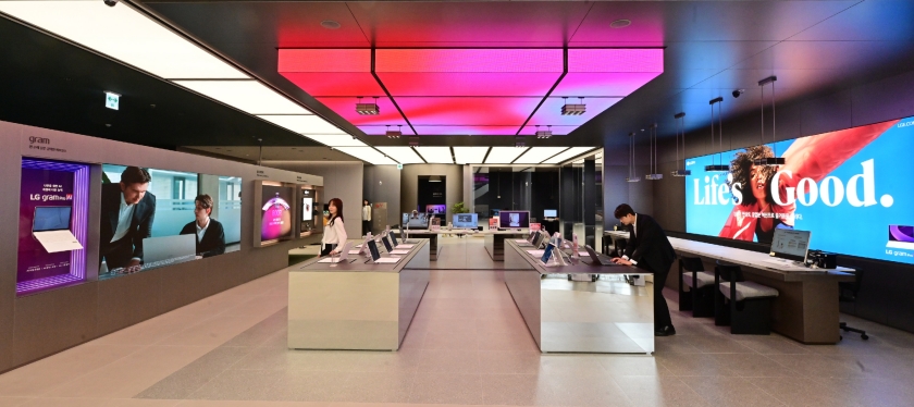 고객은 LG 그램 존에서 초경량 프리미엄 노트북과 온디바이스 AI 솔루션을 직접 체험해볼 수 있다.