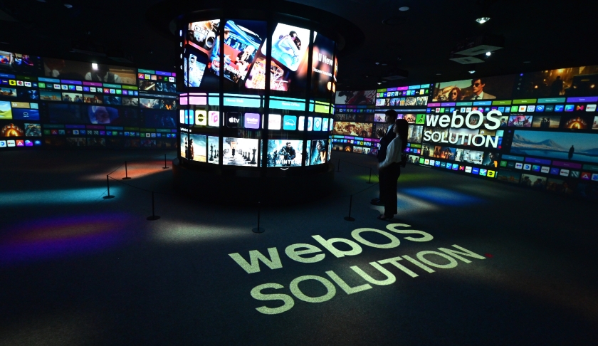 비전홀에서는 투명 OLED를 활용한 조형물로 LG전자의 비전과 바다, 은하수, 스테인드글라스 등 미디어 아트를 선보인다.