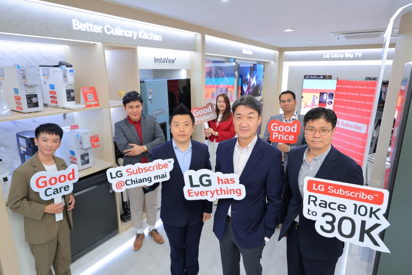 LG전자 관계자들이 지난 6월 태국에서 구독 누적 계정 수 1만 건을 축하하고 있다.