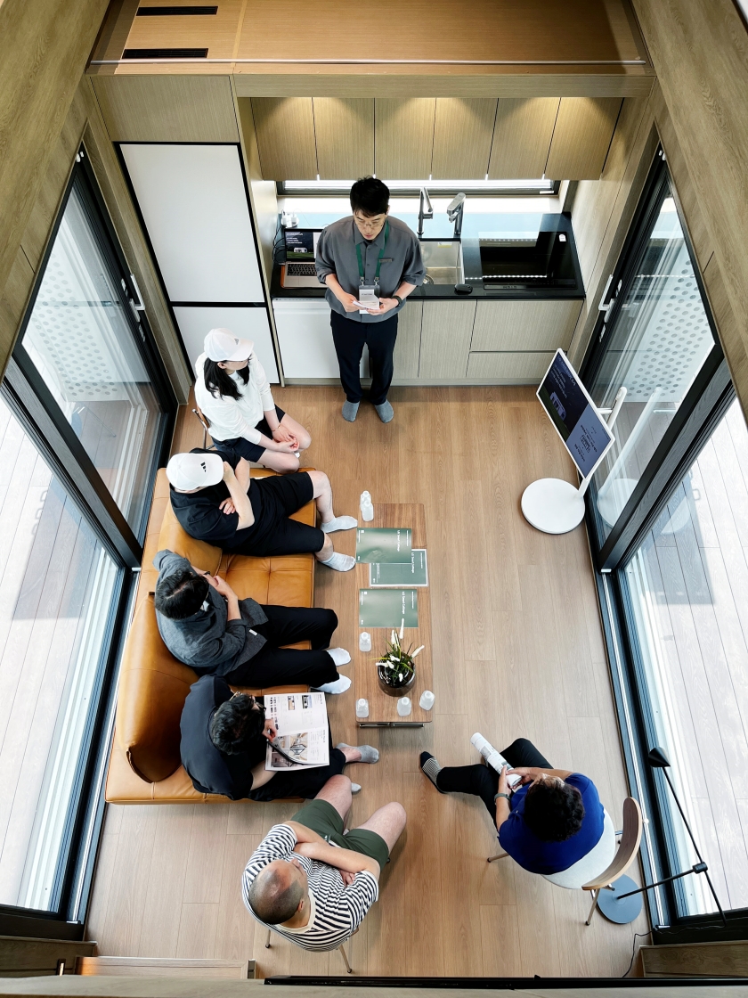 'LG 스마트코티지'를 둘러보고 있는 방문객들.