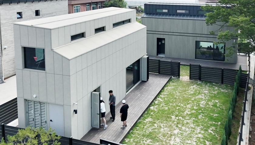 'LG 스마트코티지'를 둘러보고 있는 방문객들.