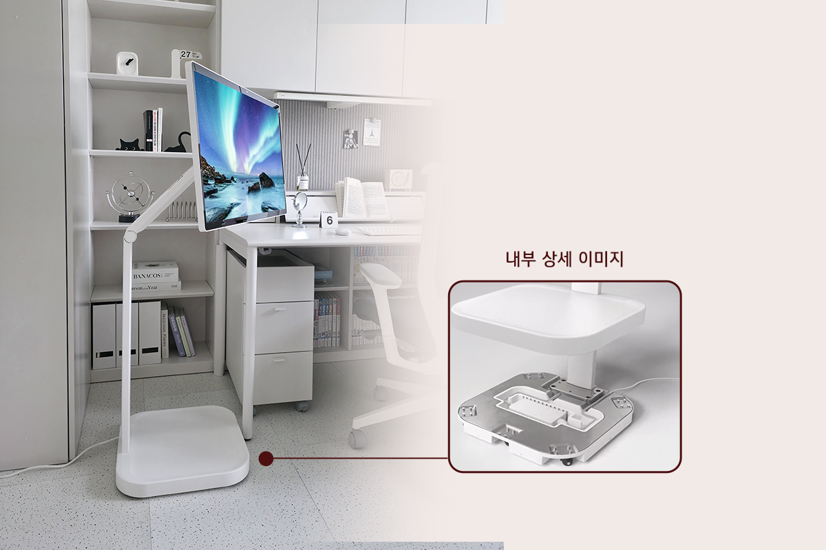 밝은 톤의 책상 옆에 이동식 모니터가 있는 장면이다. 오른쪽에는 제품 내부 구조를 보여주는 작은 '내부 상세 이미지'가 삽입되어 있고, 바닥에 전선이 연결되어 있다.