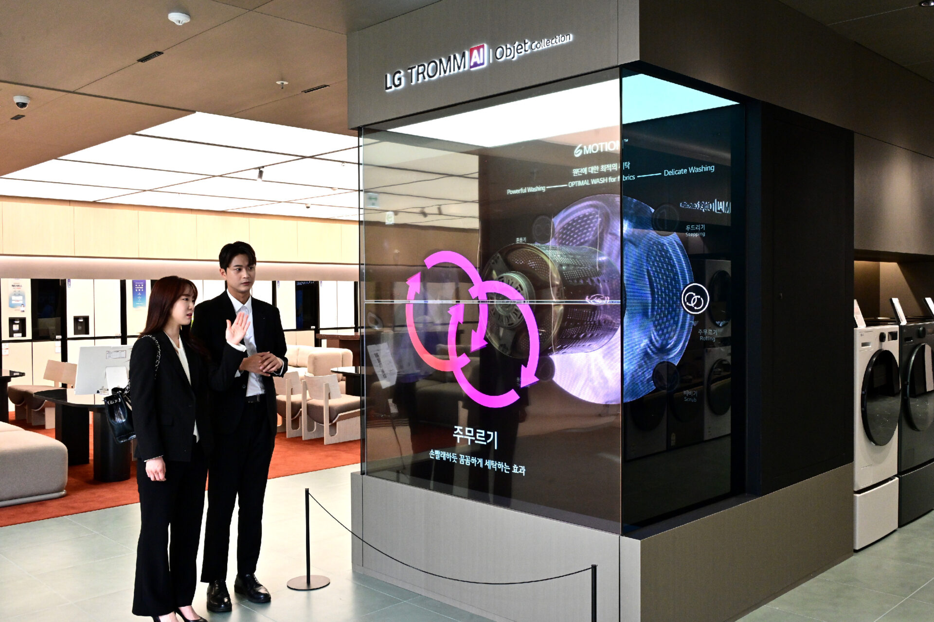 고객은 트롬 존에서 투명 OLED를 통해 연출된 ‘AI DD 모터’와 6모션 세탁 기술을 체험해볼 수 있다.