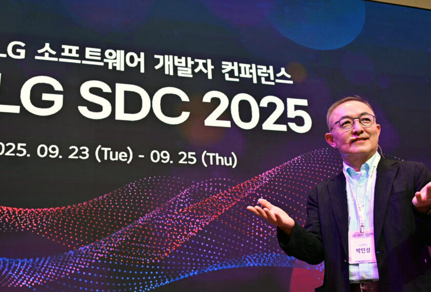 LG전자가 23일부터 서울 마곡 LG사이언스파크에서 최신 기술과 혁신 아이디어 교류의 장인 'LG 소프트웨어 개발자 콘퍼런스'를 개최했다. 사진은 LG전자 CTO부문 박인성 SW센터장이 발표를 하고 있는 모습.