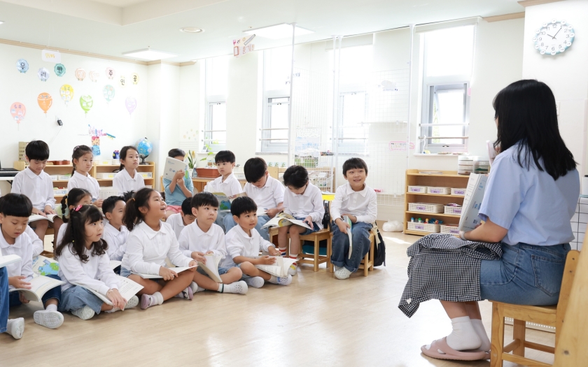 인천광역시 서구 종합환경연구단지 어린이집에서 도서를 활용한 교육을 진행 중인 모습