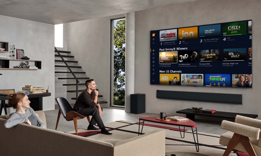 역대 에미상 수상작에 편리하게 접근할 수 있는 전용 배너가 추가된 LG채널 메인 화면.