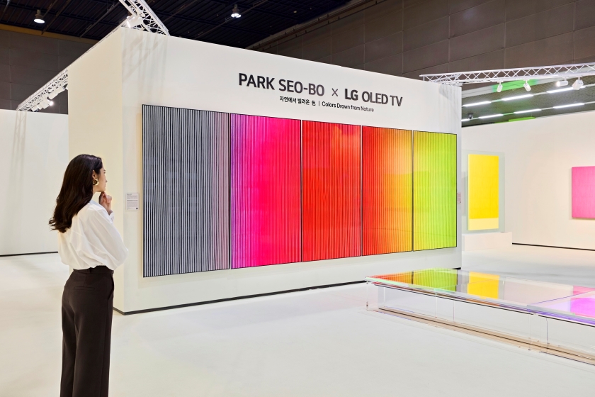 'LG OLED TV 라운지' 중앙에 97형 LG 올레드 TV 8대로 구현한 故 박서보 화백의 '묘법(描法)' 연작 미디어아트 메인 전시존.