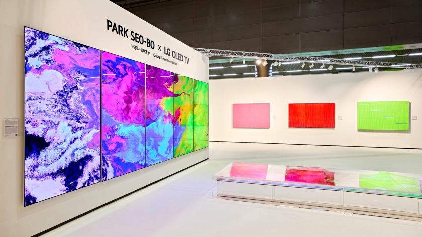 'LG OLED TV 라운지' 중앙에 97형 LG 올레드 TV 8대로 구현한 故 박서보 화백의 '묘법(描法)' 연작 미디어아트 메인 전시존.